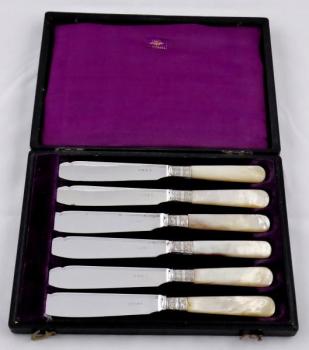 Six silver-plated knives, with mother-of-pearl  Six silver-plated knives, with mother-of-pearl